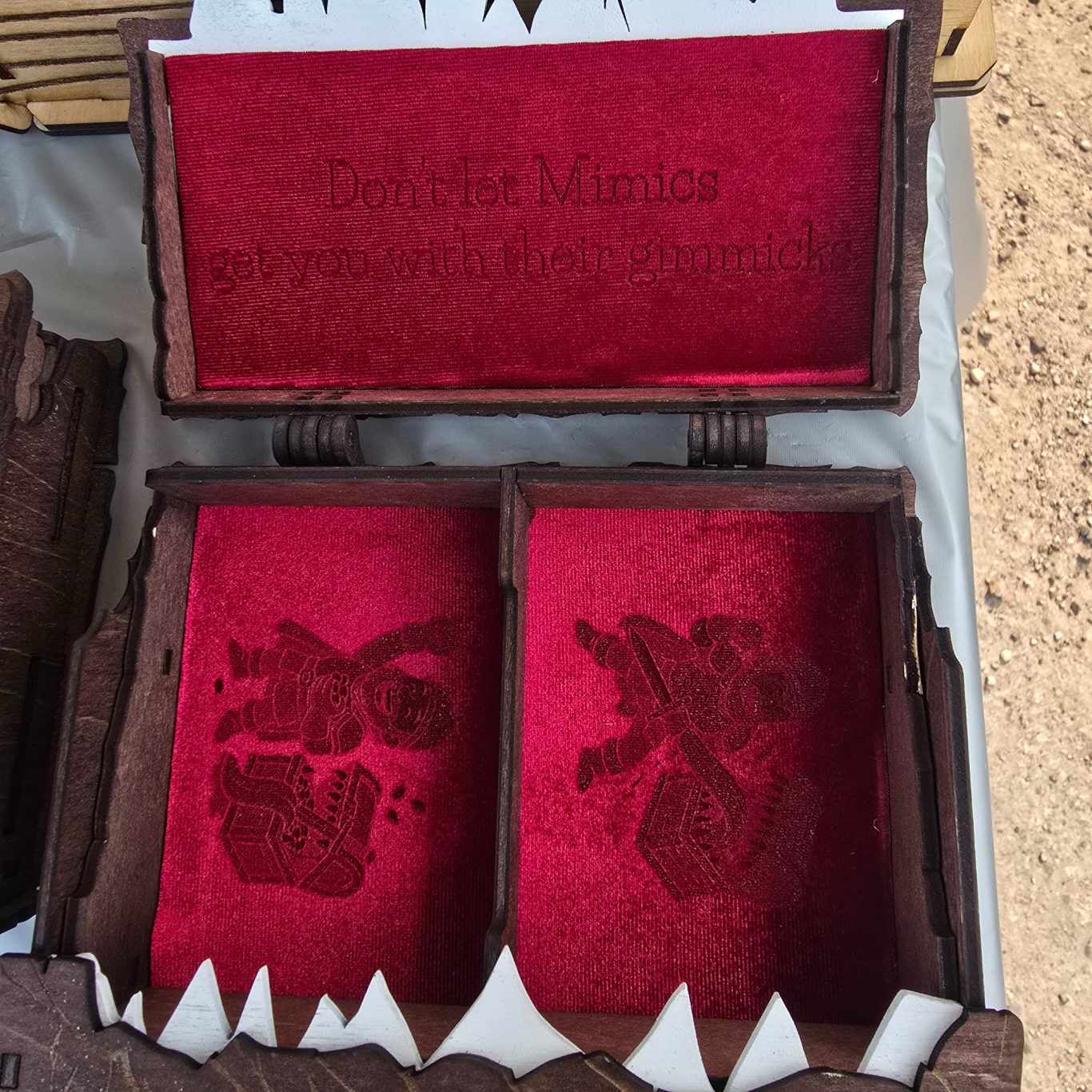 Mimic dice box